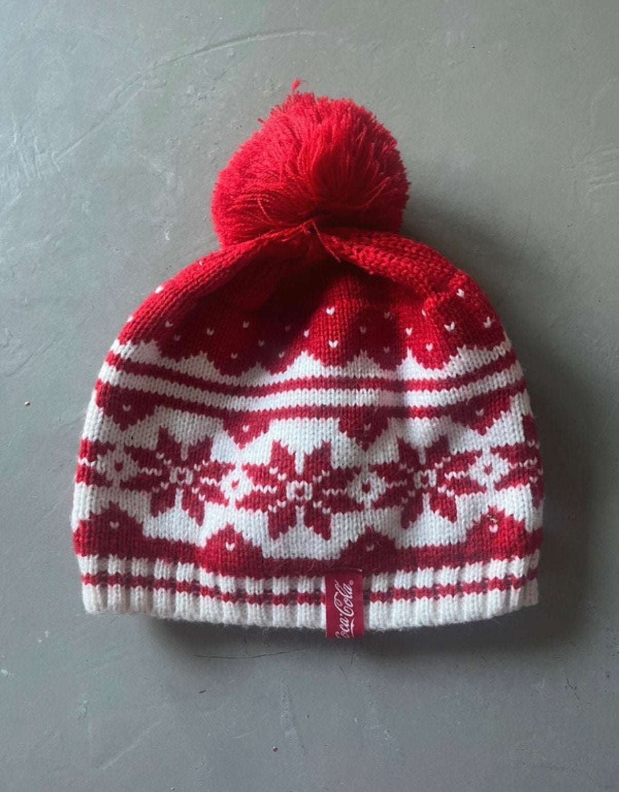 Coca-Cola Muts met Pompon - Rood/Wit Kerstpatroon, Ophalen of Verzenden, Zo goed als nieuw, Maat 38/40 (M), Muts