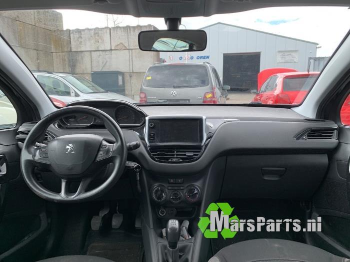 Navigatie Display van een Peugeot 208, Gebruikt, -, -, Ophalen of Verzenden