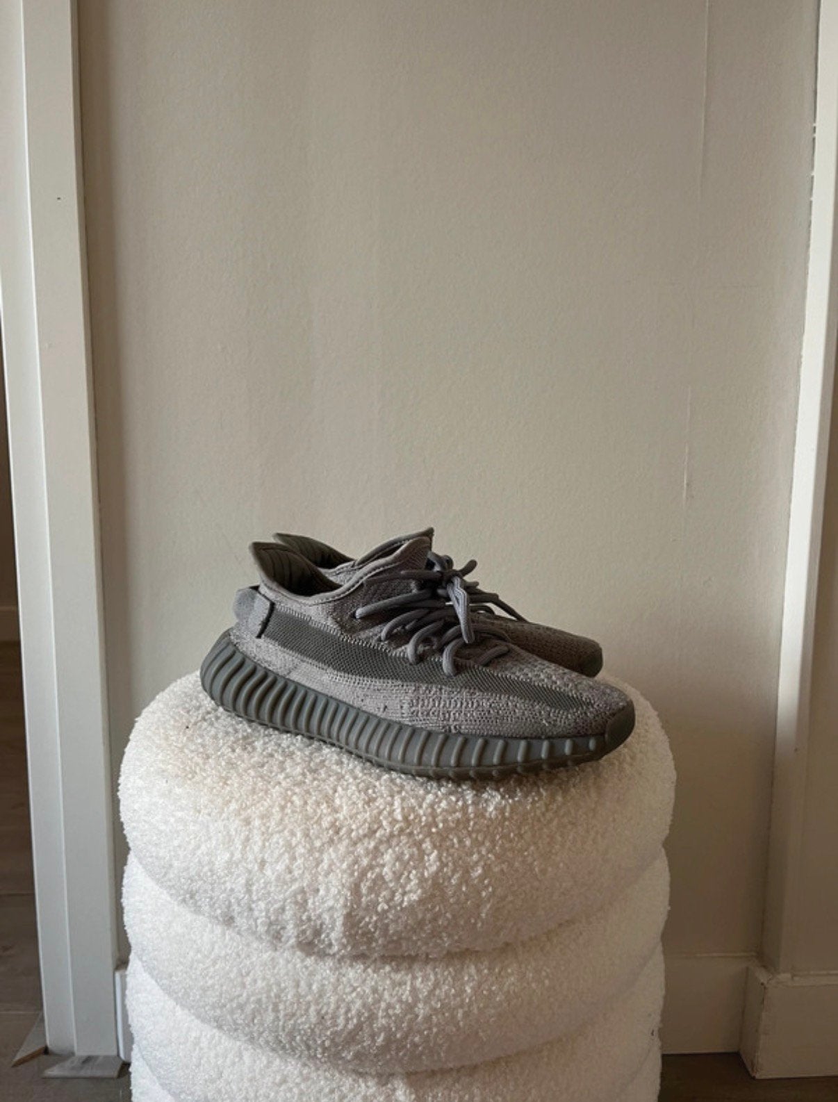 Grijze yeezy, Ophalen of Verzenden, Zo goed als nieuw, Overige kleuren