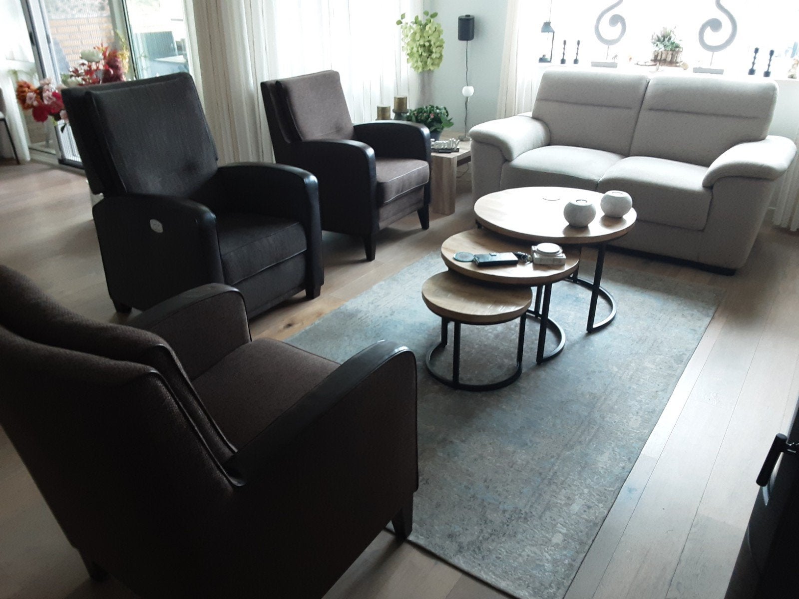 Complete woonkamerset: bank, fauteuils en salontafels