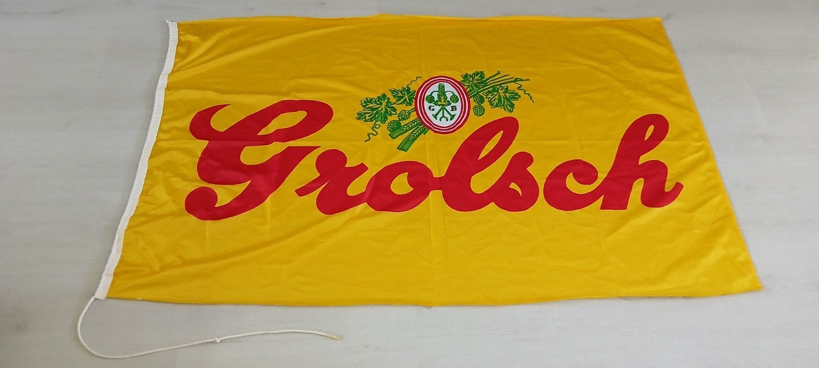 147 x 96 cm grolsch vlag bier merk geel rood logo mancave, Ophalen of Verzenden, Zo goed als nieuw
