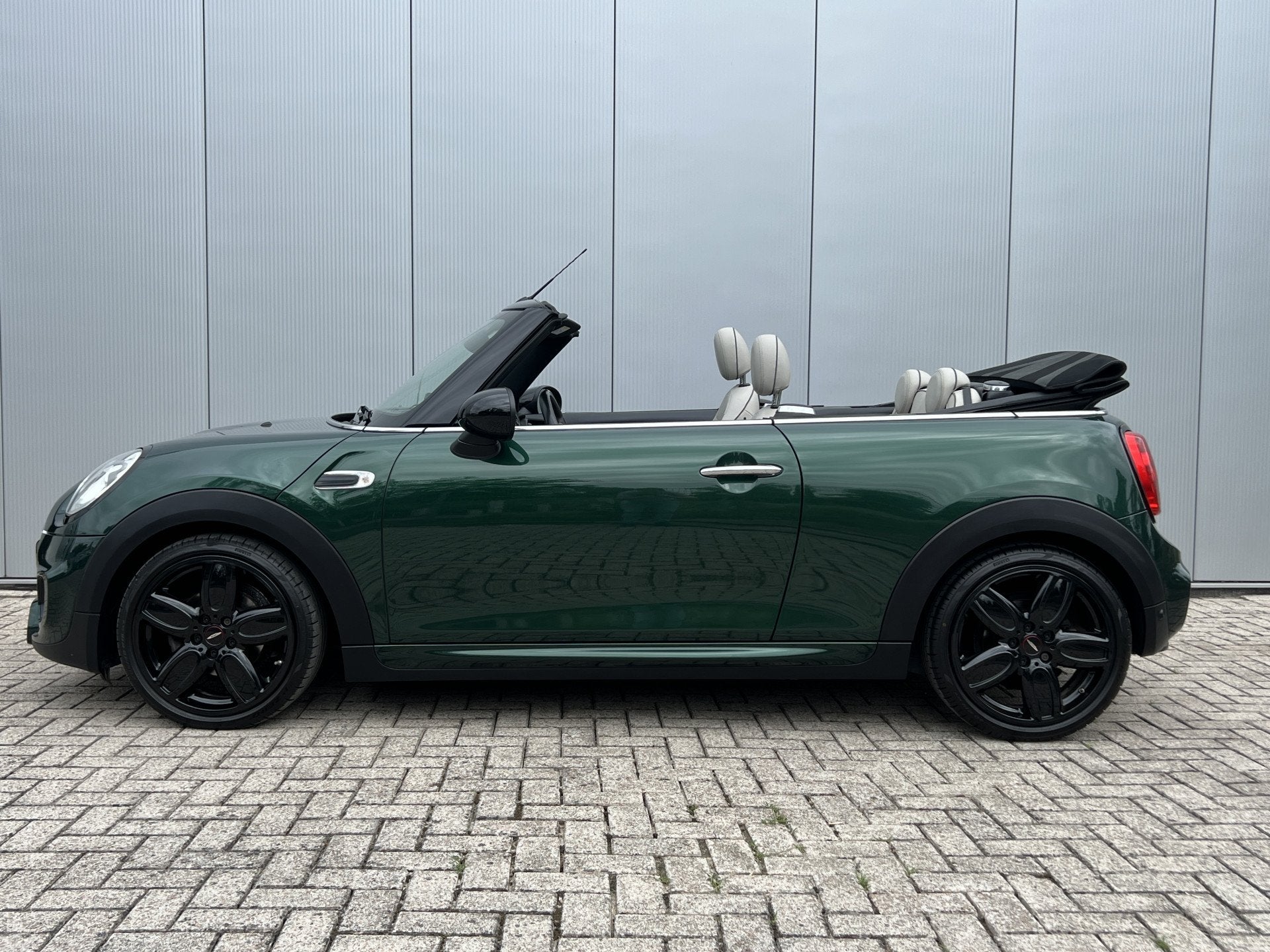 MINI Cooper Cabrio 1.5 136 pk Automaat JCW Navigatie Head-Up, 136 pk, Gebruikt, 4 stoelen, Bedrijf