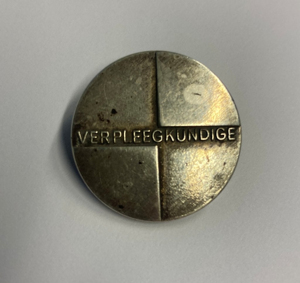 Verpleegstersspeld - A Verpleegkundige Kon Begeer op Nummer, Ophalen of Verzenden, Gebruikt, Overige onderwerpen, Speldje of Pin