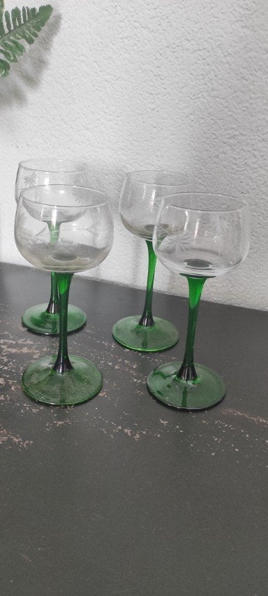Vintage wijnglazen Frans 4x met groene voet en gravering, Glas of Glazen, Gebruikt, Overige merken, Ophalen of Verzenden