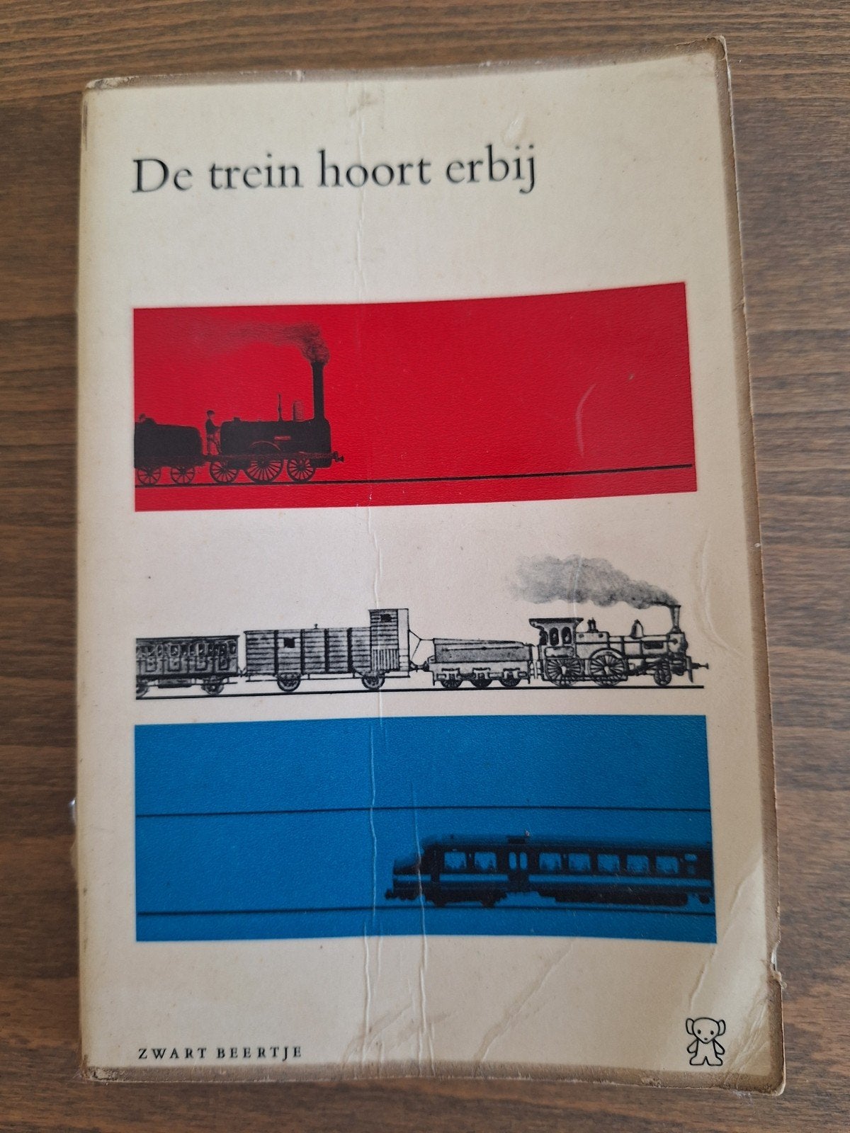 Oud boekje : De trein hoort erbij - uitgave Zwart Beertje, Verzamelen, Spoorwegen en Tramwegen, Ophalen of Verzenden, Gebruikt
