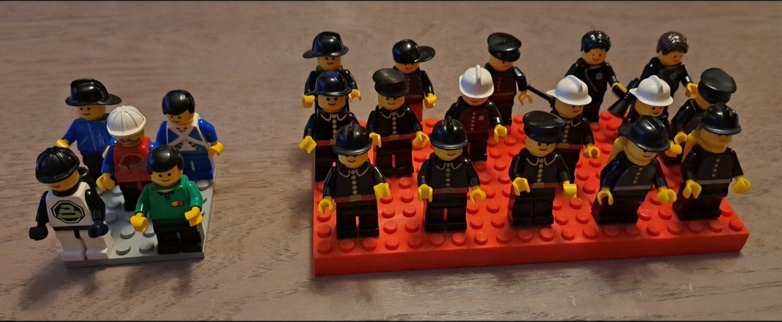 Set met 21 vintage legopoppetjes op plaatje.
Set met 21 vint, Ophalen, Zo goed als nieuw, Complete set, Lego