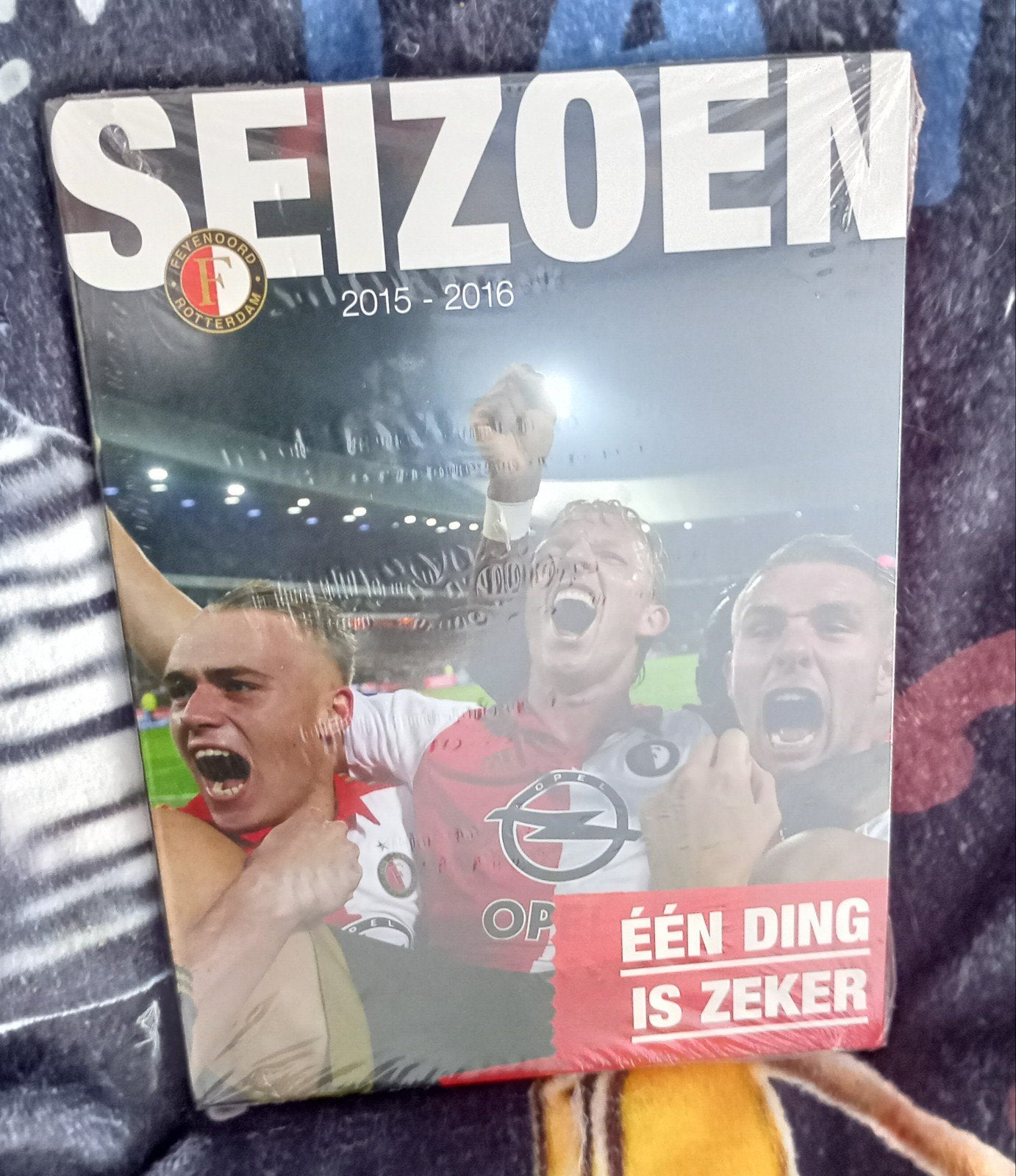 Feyenoord Seizoen 2015-2016: Eén Ding Is Zeker, Verzamelen, Sportartikelen en Voetbal, Verzenden, Nieuw, Feyenoord