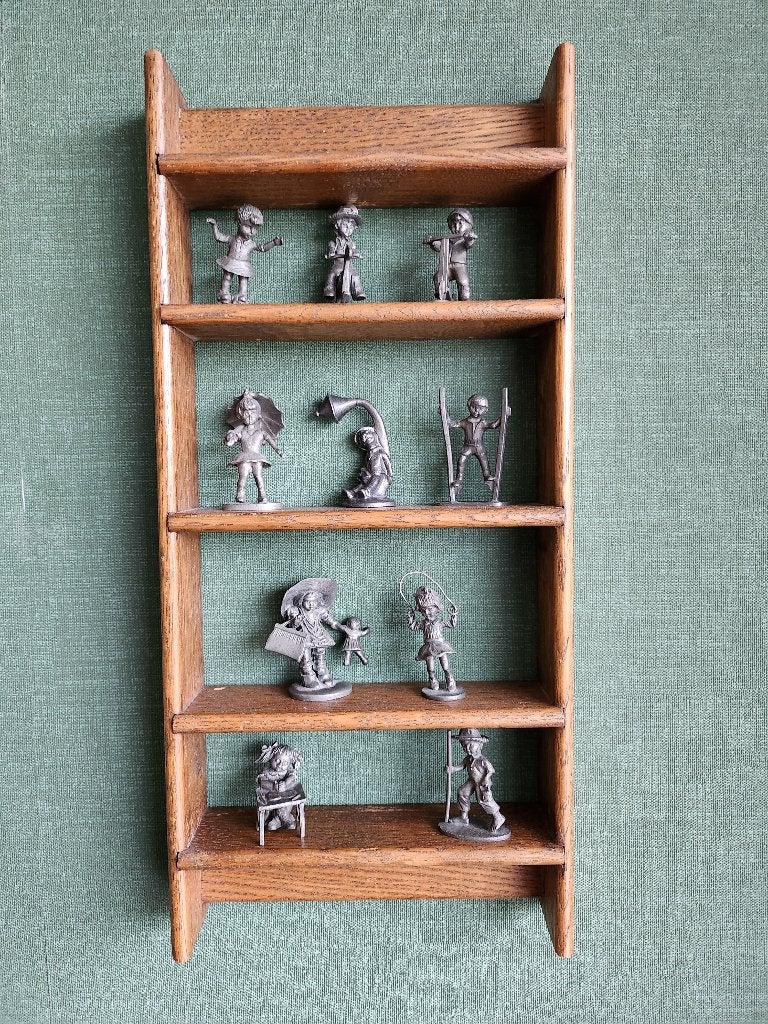 Eikenrekje met 10 tinnen beeldjes van spelende kinderen, Ophalen of Verzenden