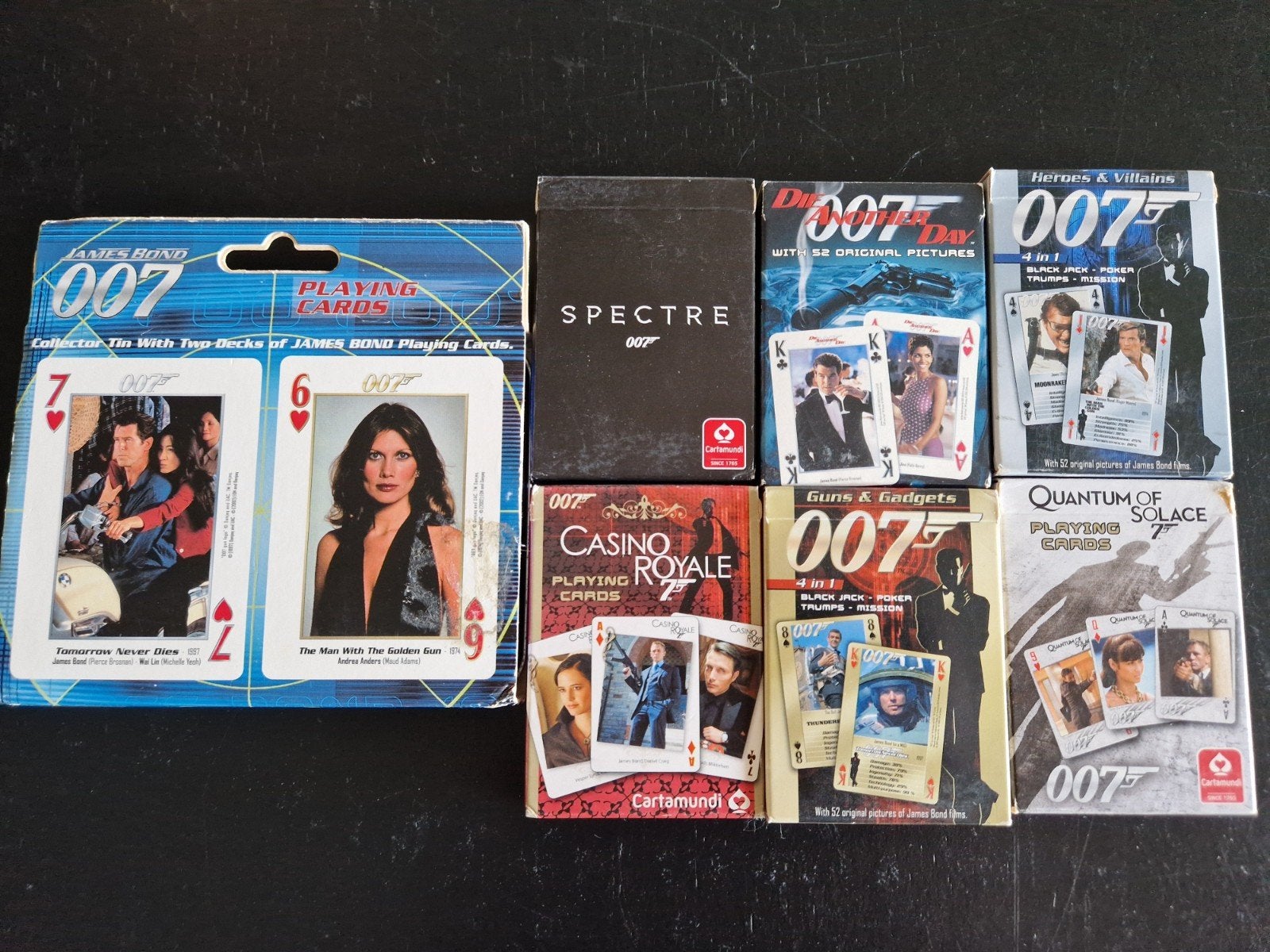 8 verschillende setjes met kaartspellen van James Bond, Ophalen, Nieuw