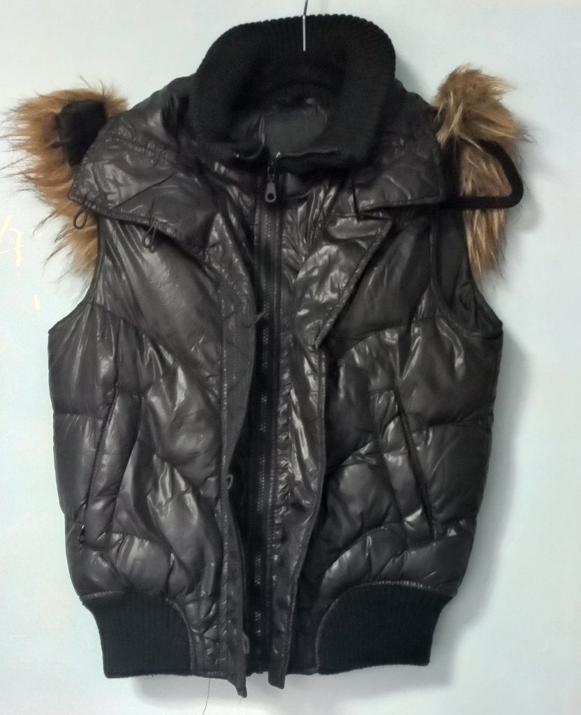 Mooie bodywarmer met nep bontkraag, Maat 38/40 (M), Zwart, Ophalen of Verzenden, Gedragen