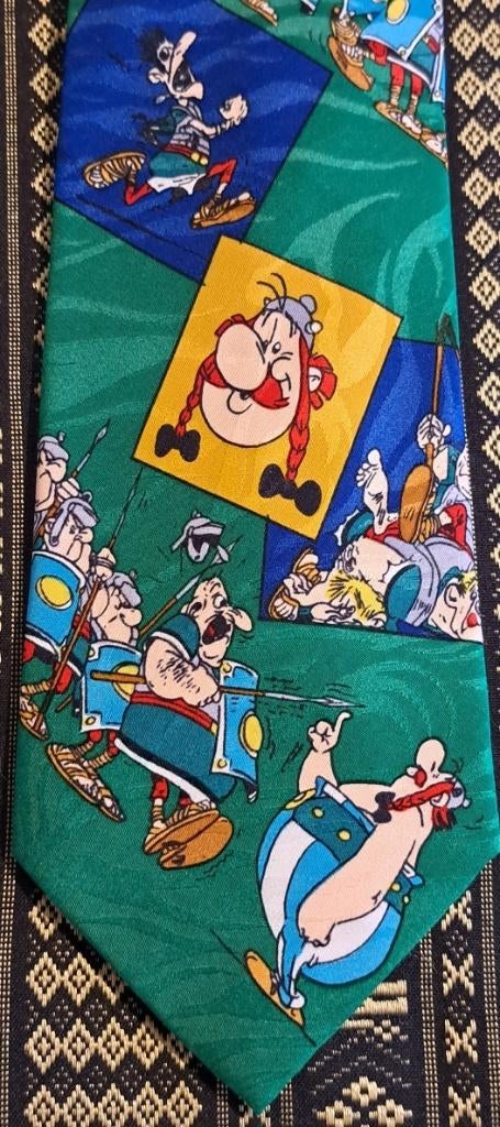 Asterix en Obelix stropdas groen met het legioen, Ophalen of Verzenden, Asterix en Obelix, Nieuw, Gebruiksvoorwerp