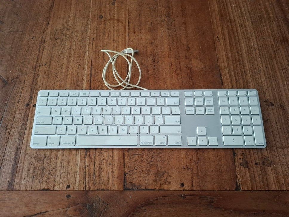 Apple Keyboard A1243 - Bedraad Qwerty Toetsenbord, Computers en Software, Gebruikt, Ophalen of Verzenden, Qwerty, Apple