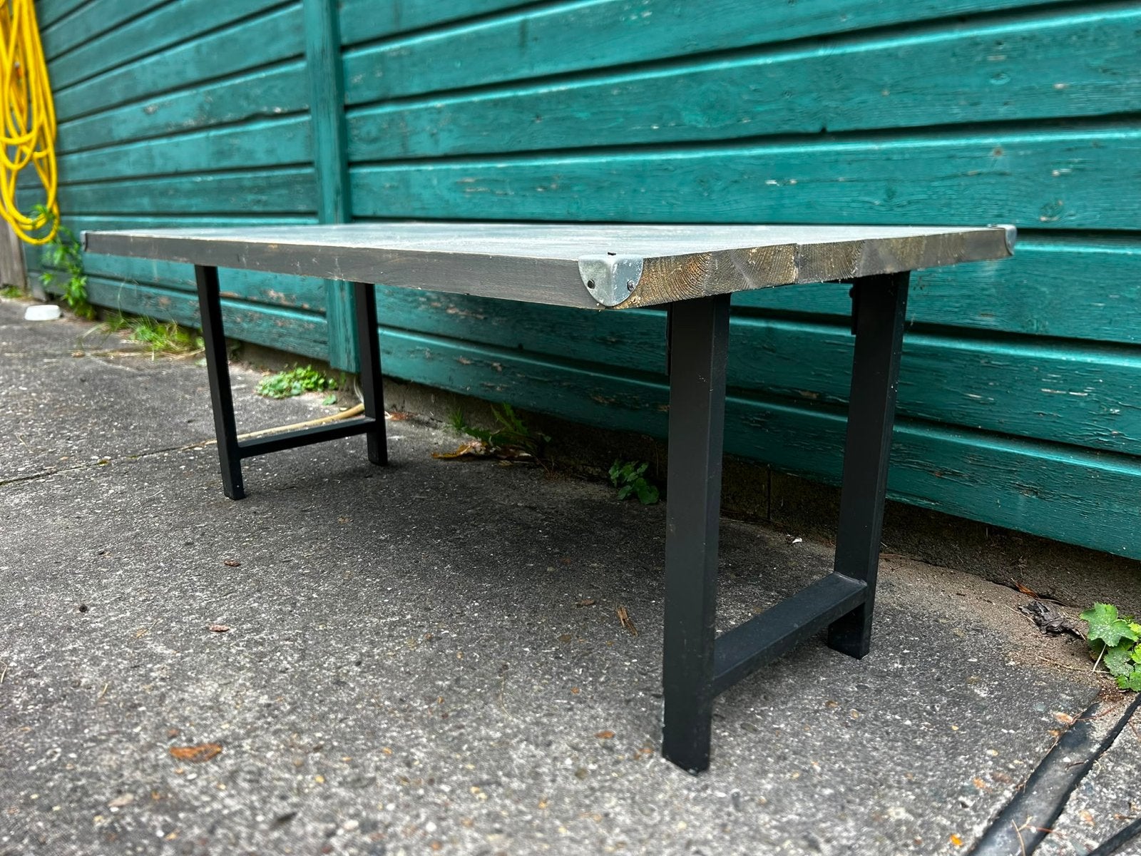 Robuuste houten koffietafel met metalen onderstel, Huis en Inrichting, Tafels | Eettafels, Ophalen, Minder dan 50 cm, Gebruikt