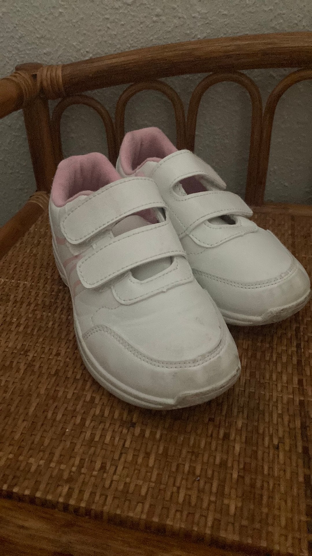 Gymschoenen roze/wit met klittenband maat 31, Kinderen en Baby's, Ophalen of Verzenden, Zo goed als nieuw, Meisje, Schoentjes
