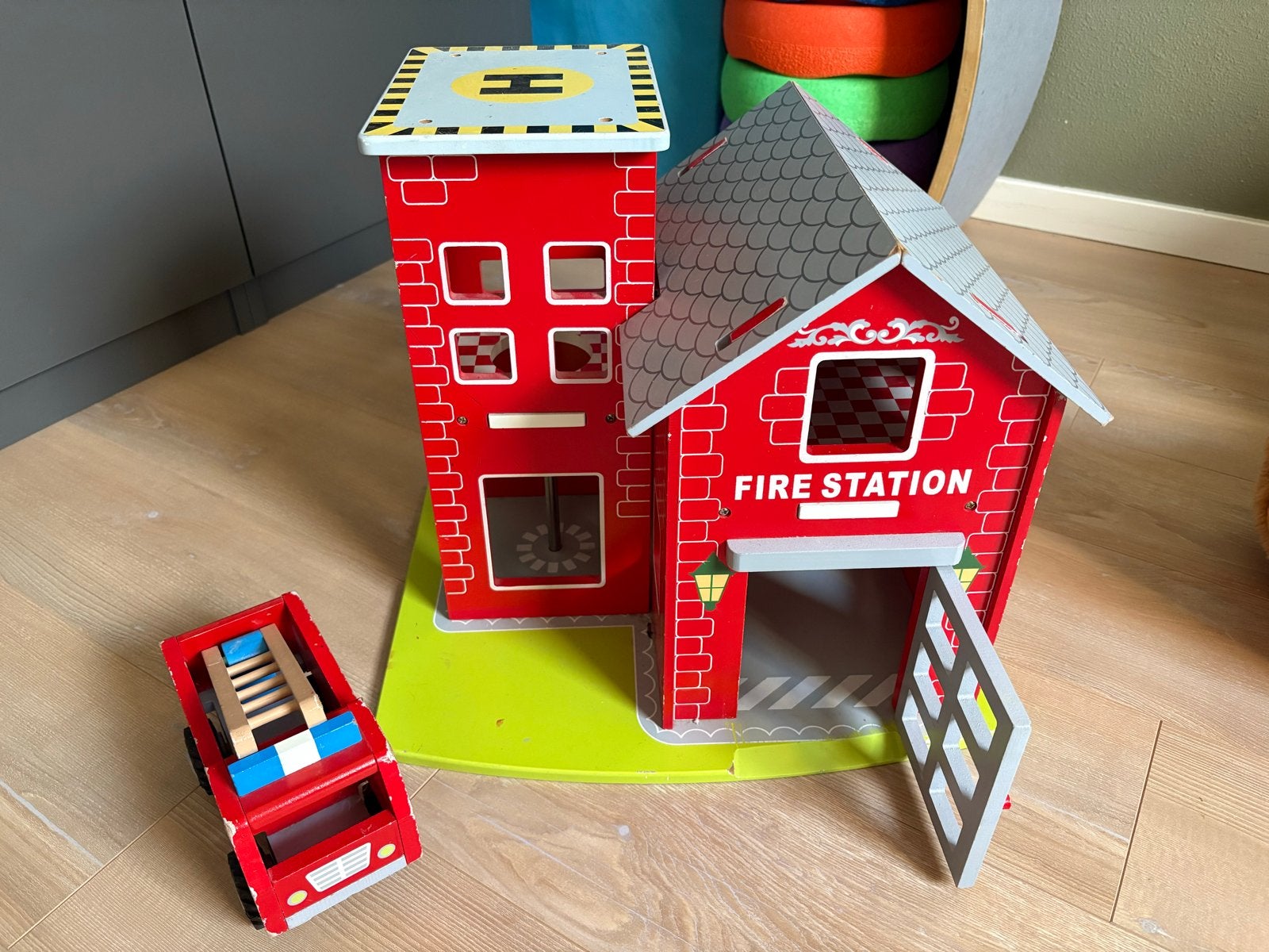 Houten Brandweerkazerne met Brandweerwagen, Ophalen, Gebruikt, Jongen of Meisje