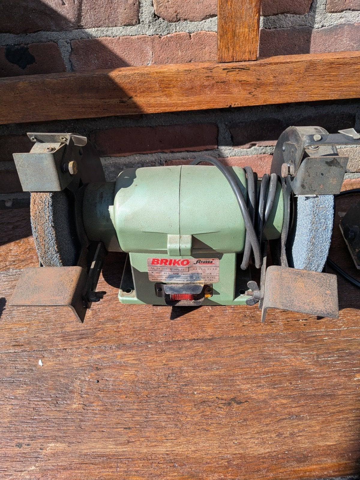Briko SA werkbankslijpmachine, een stationair gereedschap, Doe-het-zelf en Verbouw, Gereedschap | Slijpmachines, Ophalen, Minder dan 700 watt