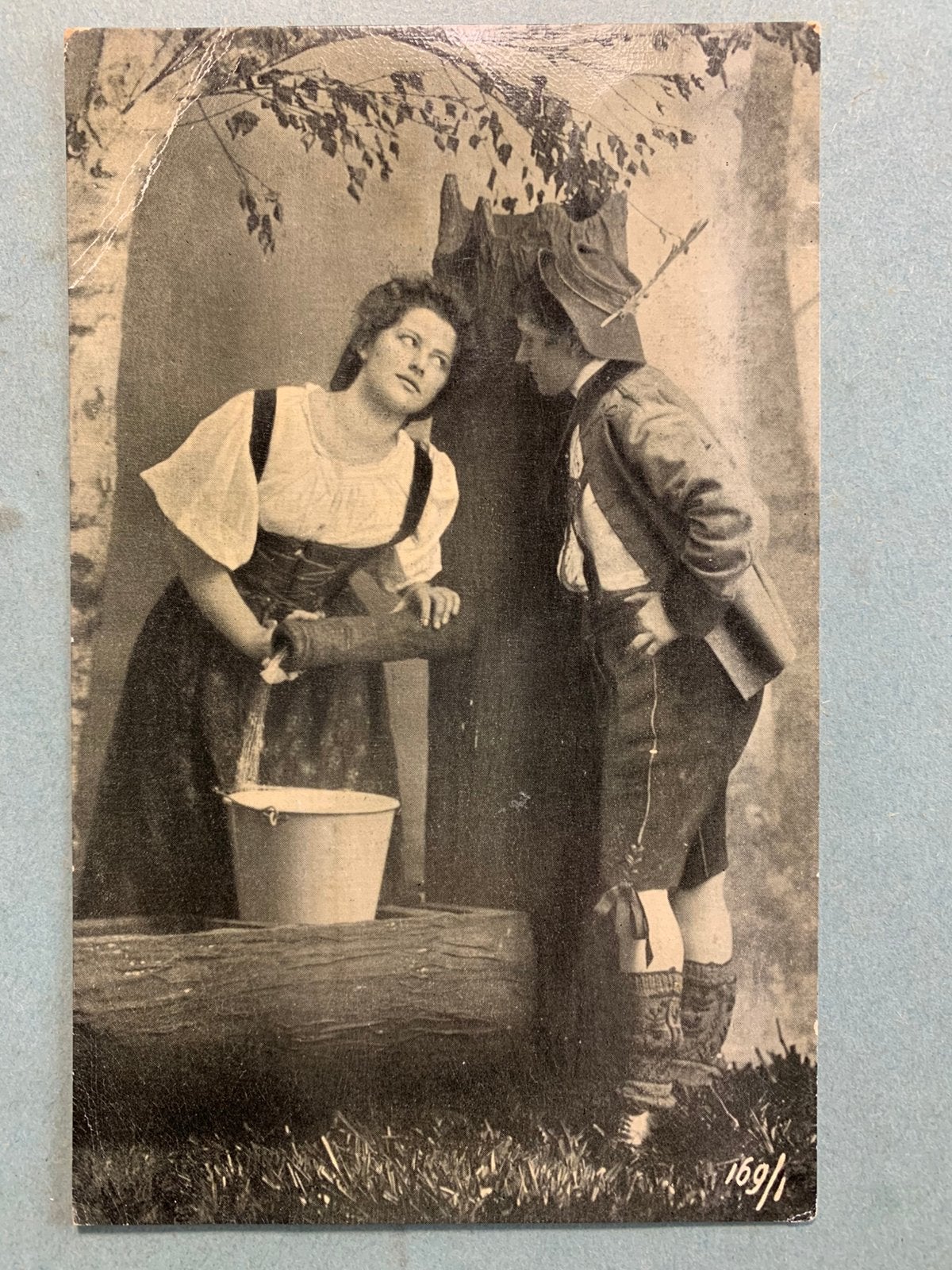 1908 Bij de waterput, Ophalen of Verzenden, Voor 1920, Gelopen, Klederdracht