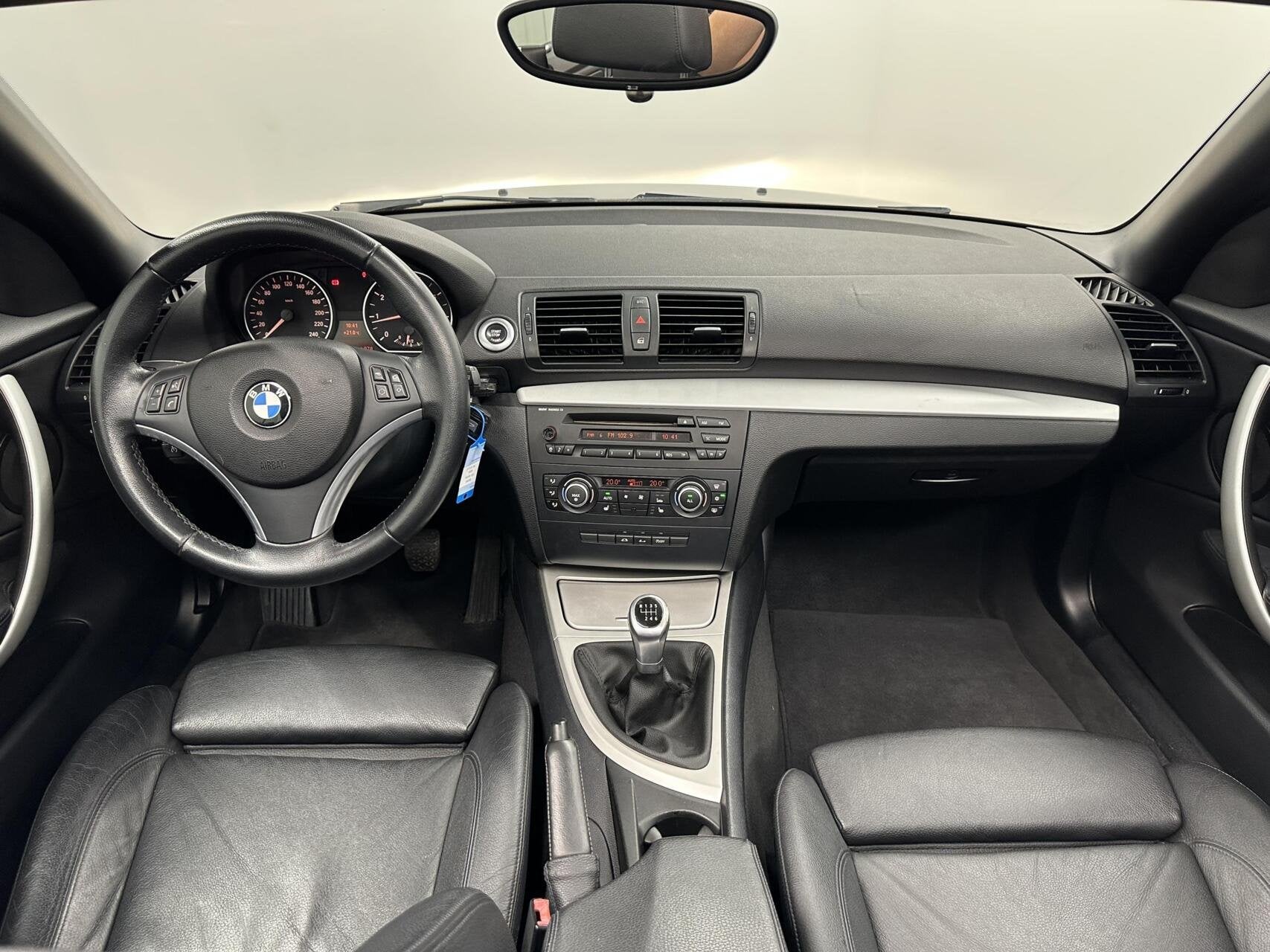 BMW 1-serie Cabrio 118i High Executive LEER ECC CRUISE LM 11, Auto's, BMW, 1-Serie, Euro 5, Zwart, 4 stoelen
