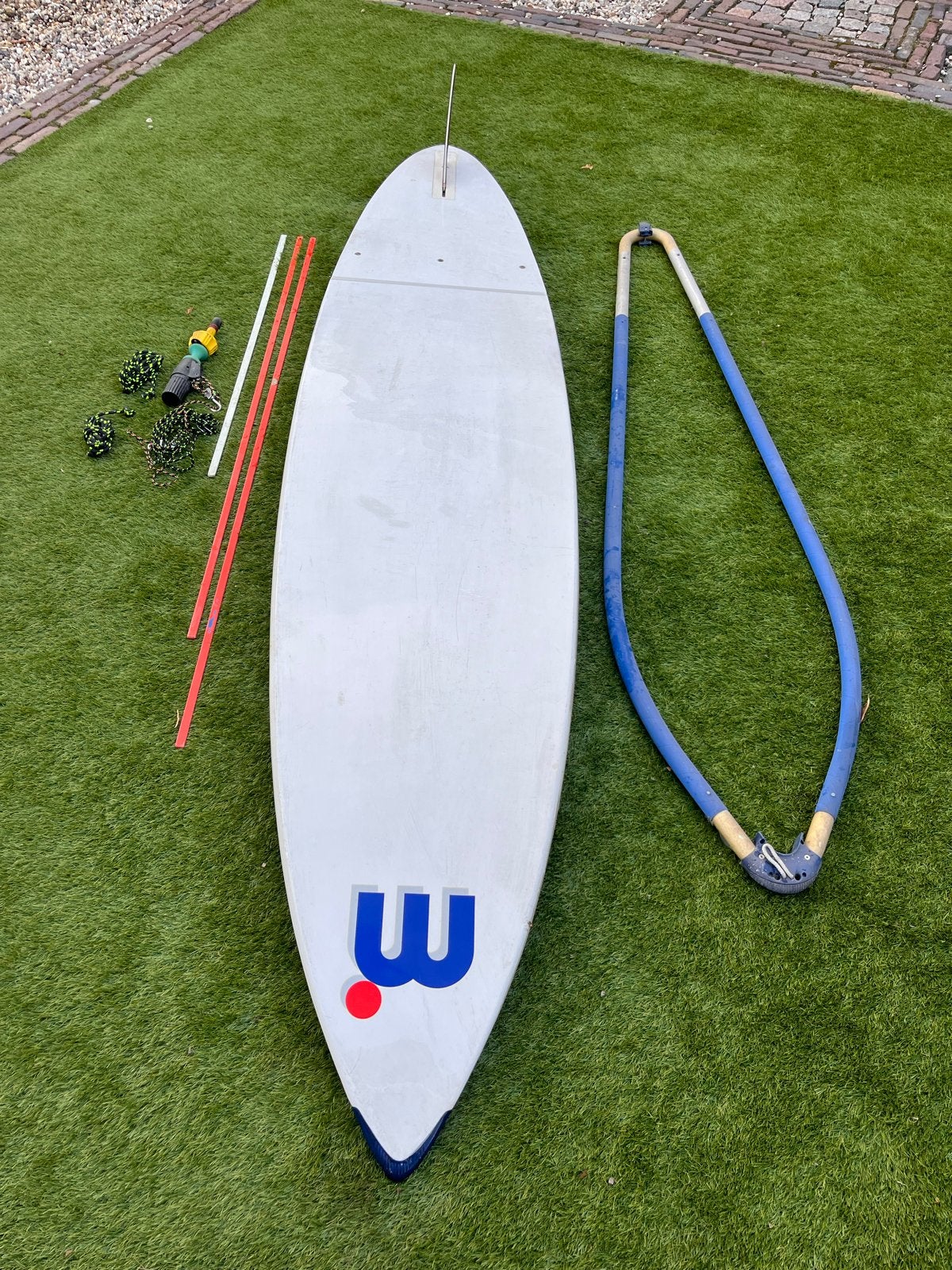 Mistral surfplank met zeil (Wave 5.7), Ophalen, Gebruikt, 5 tot 6.5 m², Met vin(nen)