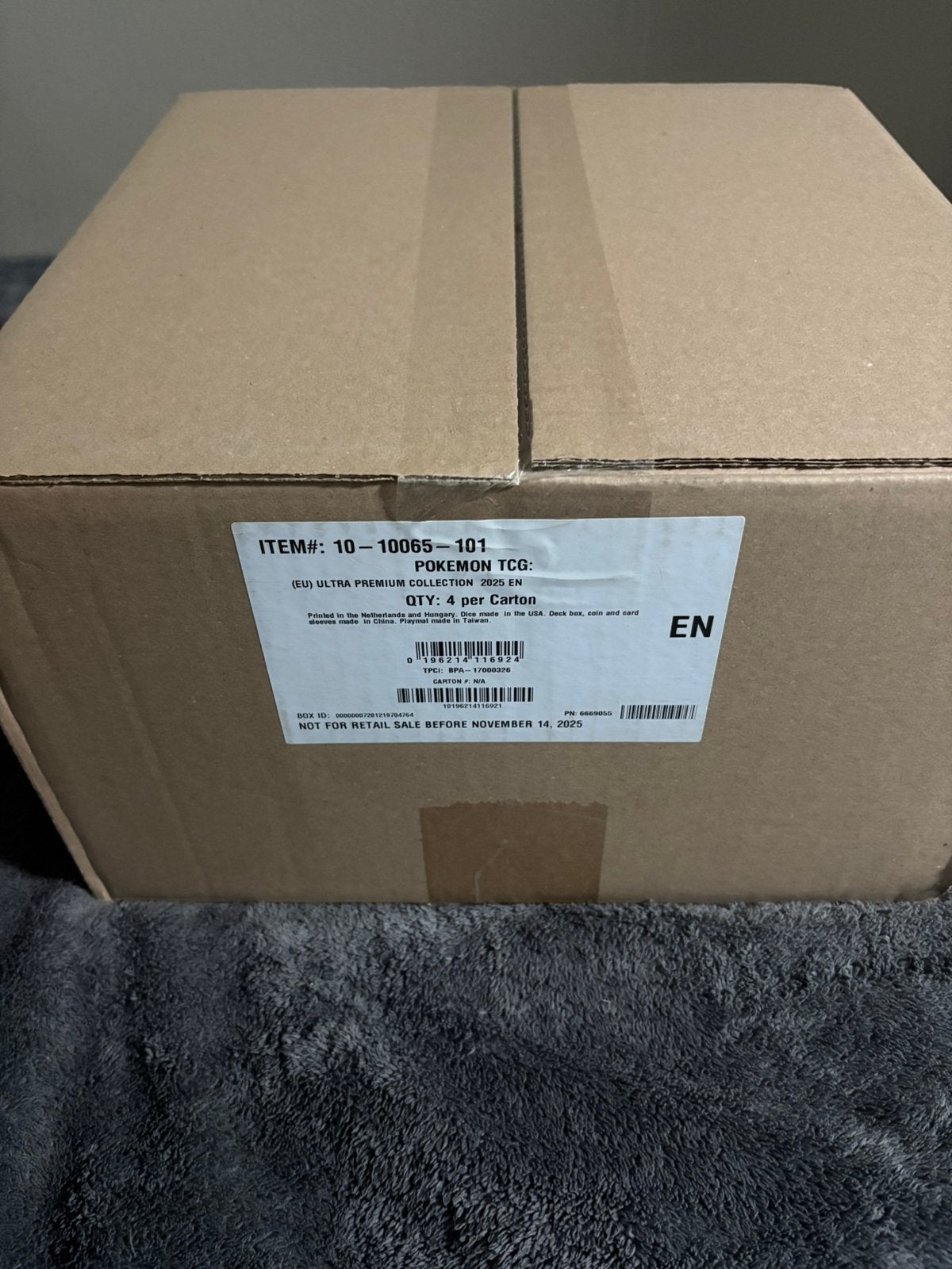 Mega Charizard UPC Case Vaste Prijs, Ophalen of Verzenden, Zo goed als nieuw