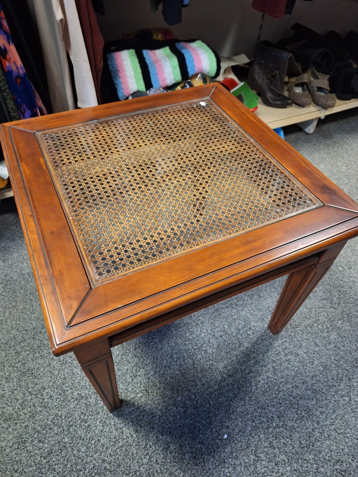 Houten bijzettafel met rotan blad, Minder dan 45 cm, Minder dan 55 cm, Gebruikt, Vierkant