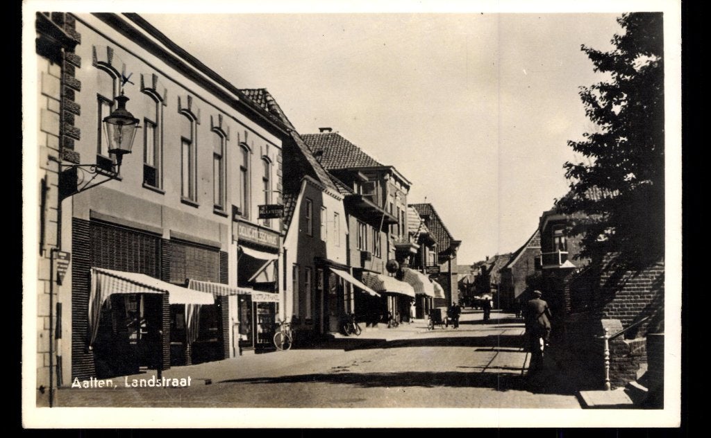 Aalten (Gld.), Landstraat met winkels, gelopen 1942, Verzamelen, Verzenden, 1940 tot 1960, Gelopen, Gelderland