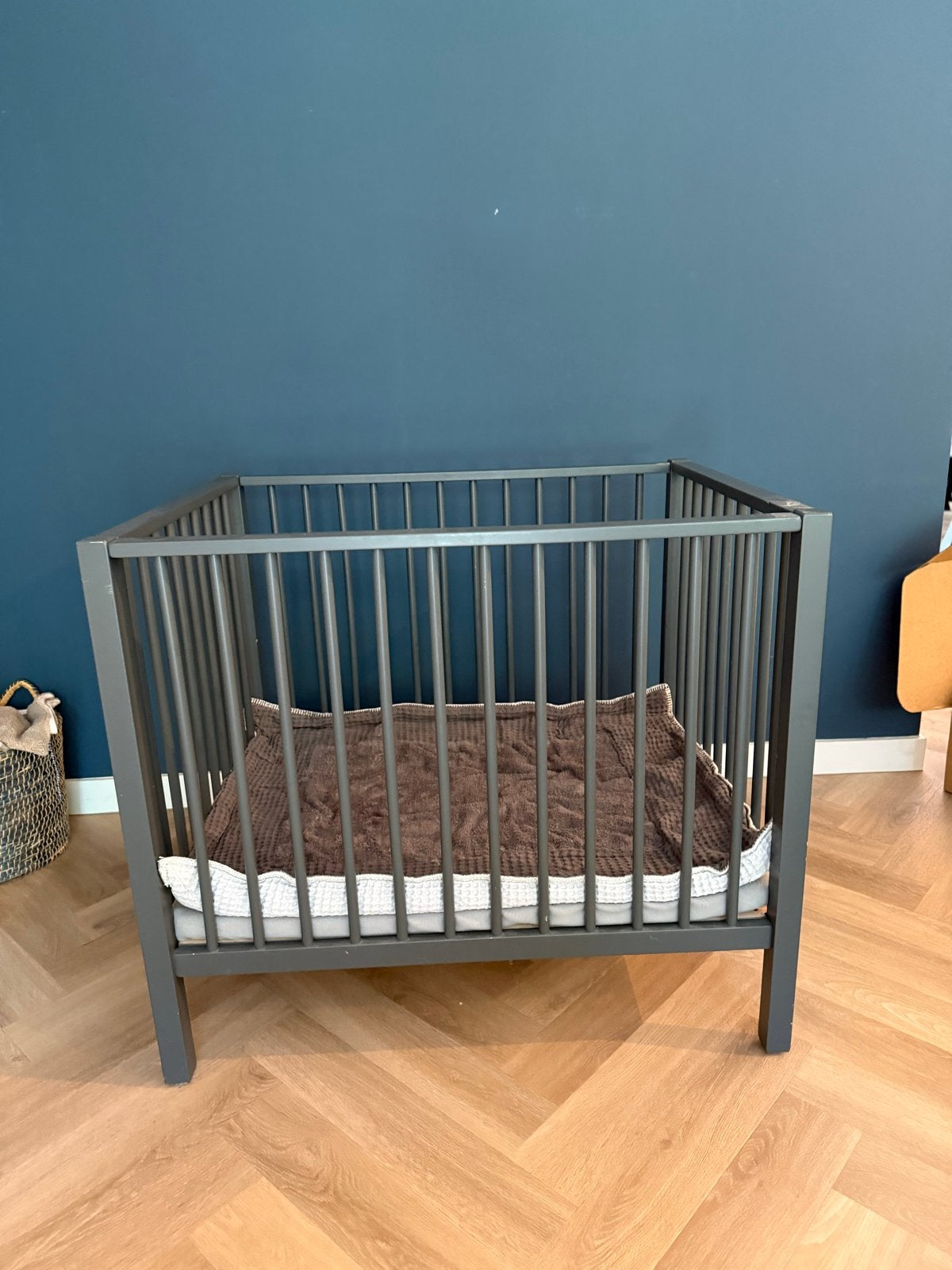 Grijze box met boxkleed, Kinderen en Baby's, Boxen, Ophalen, Gebruikt, Vierkant, Boxkleed