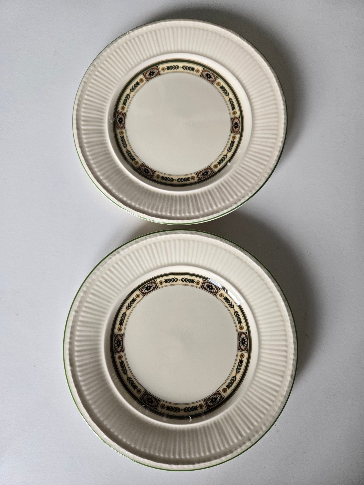 2 prachtige Wedgwood Carlton gebaksbordjes (Green Trim), Ophalen of Verzenden, Zo goed als nieuw, Porselein, Bord(en)