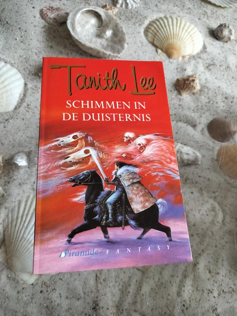Tanith Lee - Schimmen in de duisternis, Boeken, Ophalen of Verzenden, Zo goed als nieuw, Tanith Lee