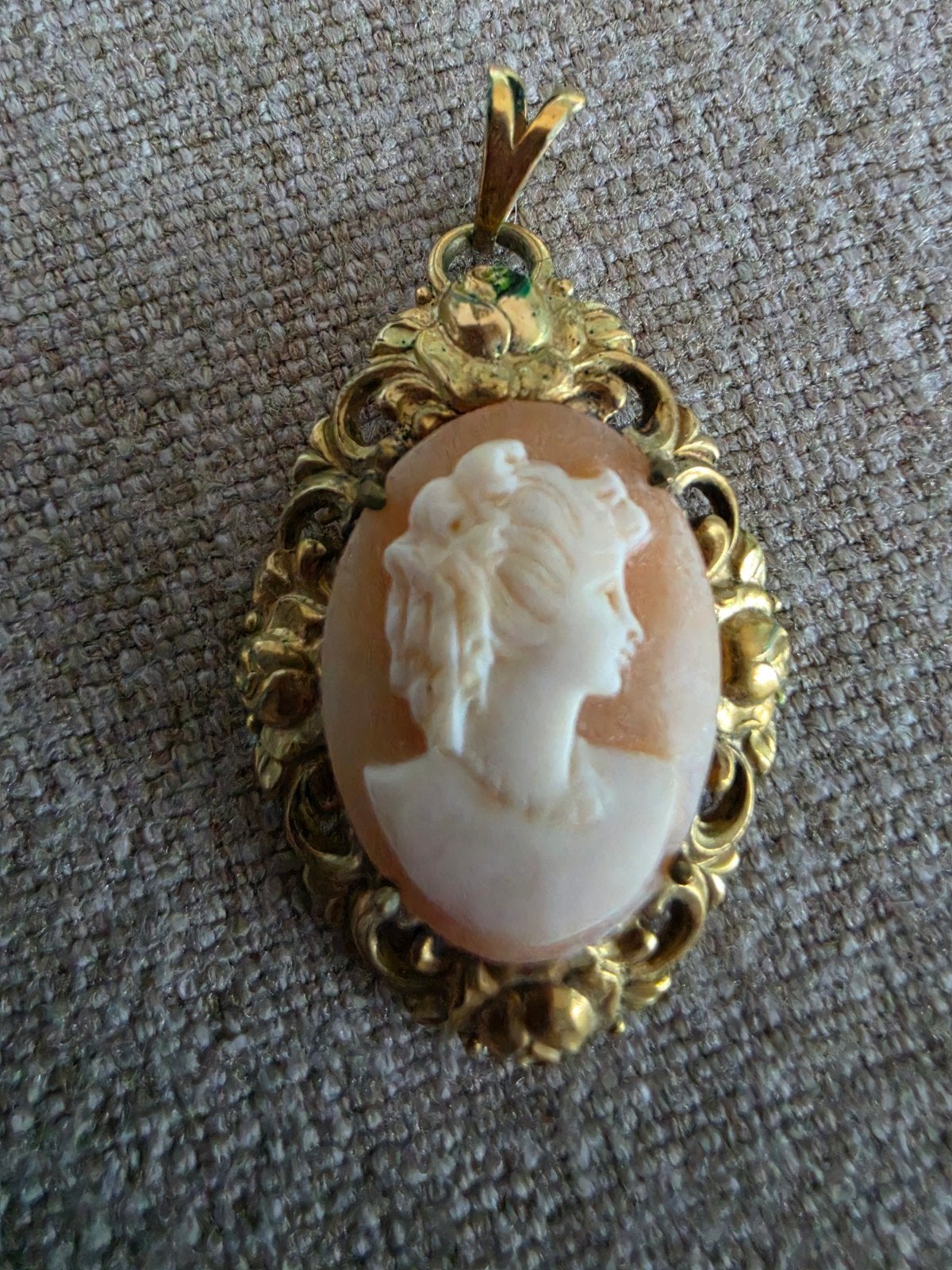 Antieke schelpcamee in mooi gedecoreerde hanger, Sieraden, Tassen en Uiterlijk, Kettinghangers, Ophalen of Verzenden, Goud, Overige materialen
