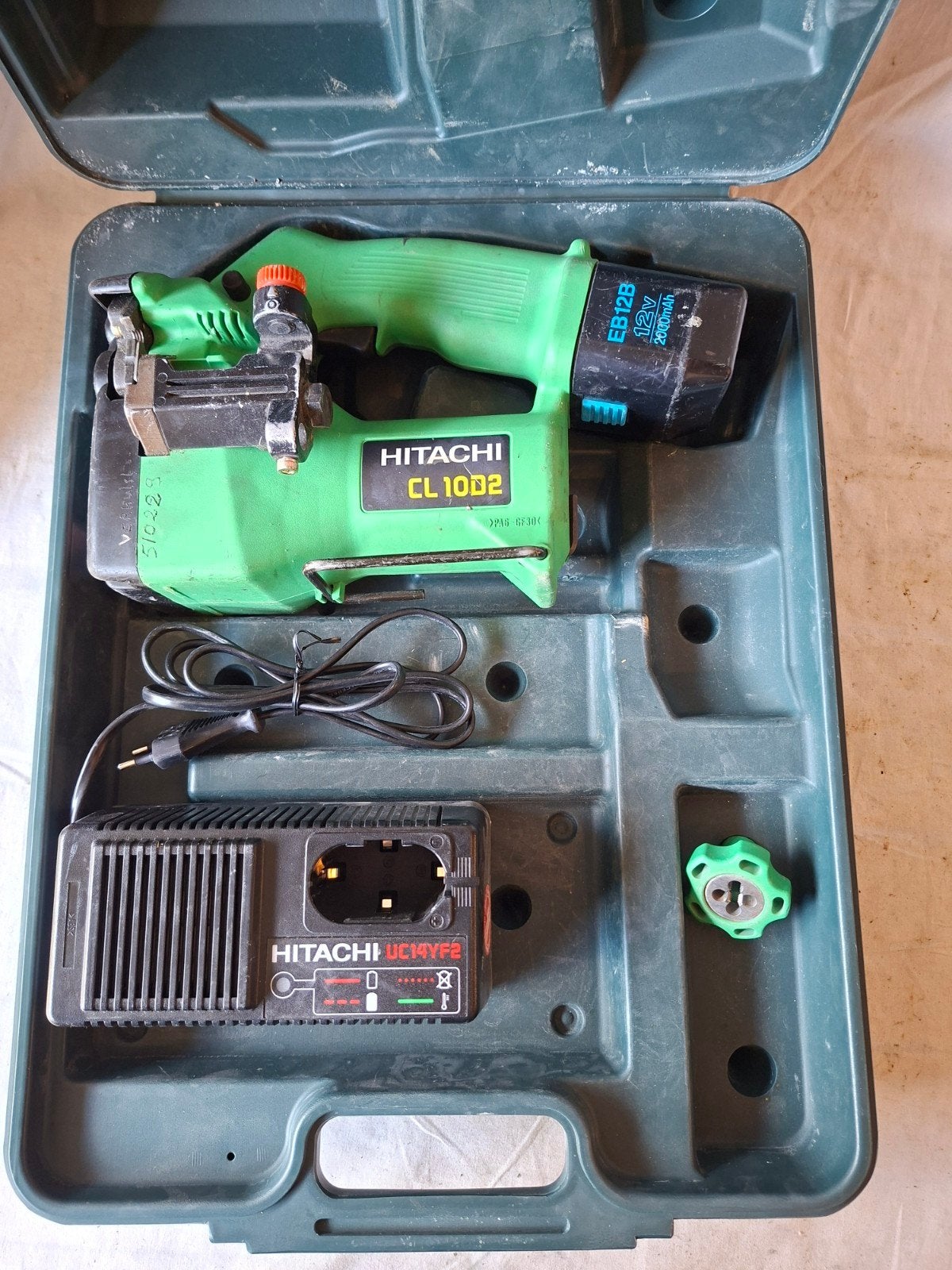 Hitachi CL 10D2 Draadknipper met Accu en Lader, Ophalen of Verzenden, Gebruikt, Snijgereedschap