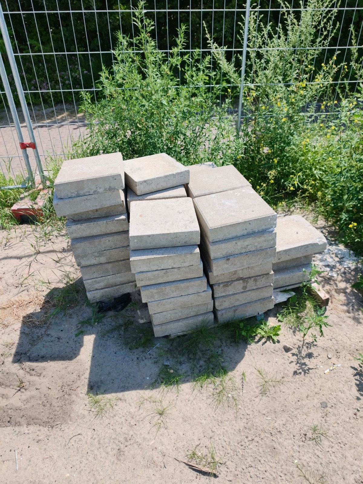 230 gebruikte betontegels 30x30x10 cm, gratis af te halen., Tuin en Terras, Tegels en Klinkers, Ophalen, Gebruikt, 10 m² of meer