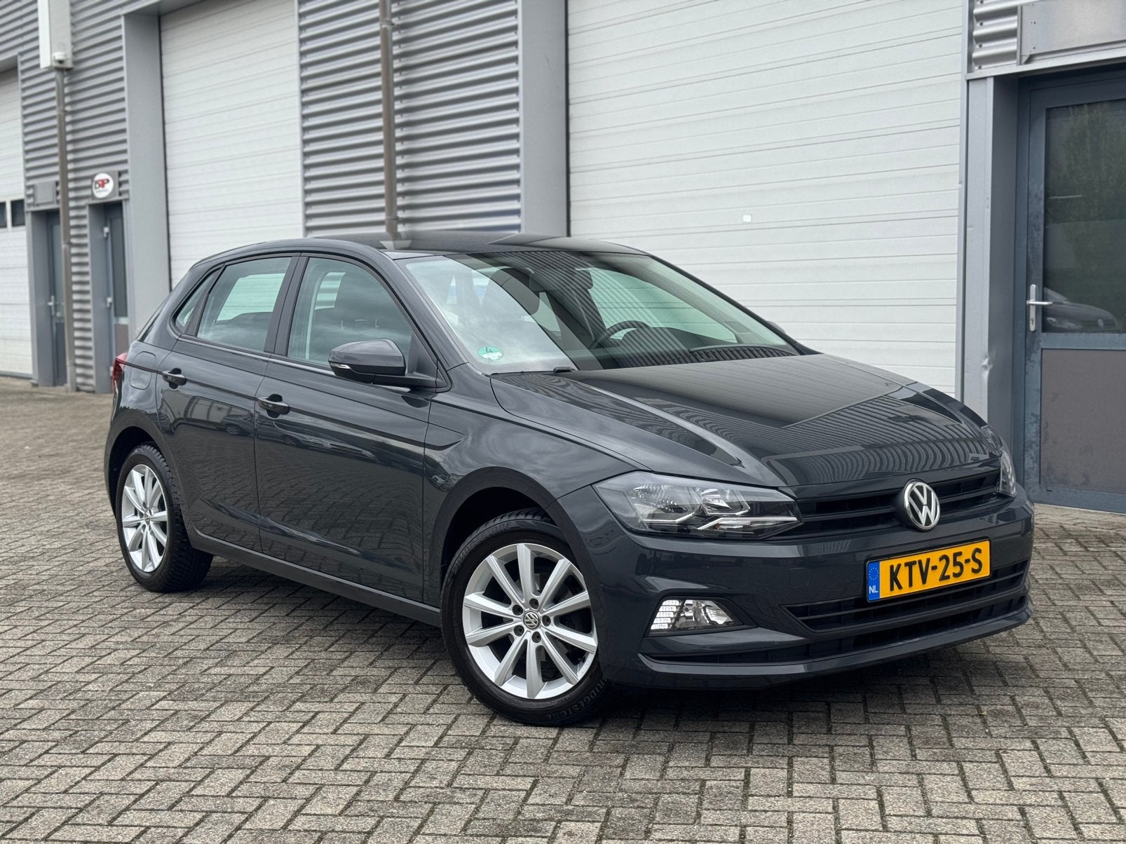 VOLKSWAGEN POLO 1.0 HIGHLINE AIRCO CRUISE NARDO 2019, Voorwielaandrijving, Zwart, Bedrijf, Handgeschakeld
