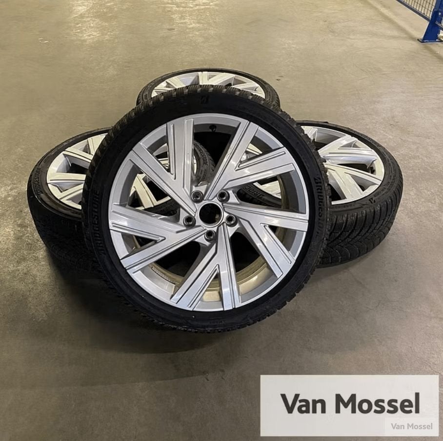 VW Golf 8 Bridgestone Blizzak LM005 225/40/R18 92V, Auto-onderdelen, Banden en Velgen, Banden en Velgen, Winterbanden, 18 inch