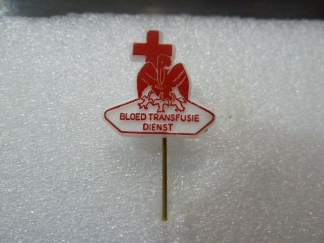 Vintage Speldje Bloed Transfusie Dienst, Ophalen of Verzenden, Gebruikt, Overige onderwerpen, Speldje of Pin