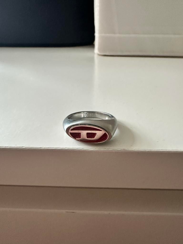 Diesel RVS Signet Ring met Rood Emaille - Nieuw, Ophalen, 20 of groter, IJzer of Staal, Heer