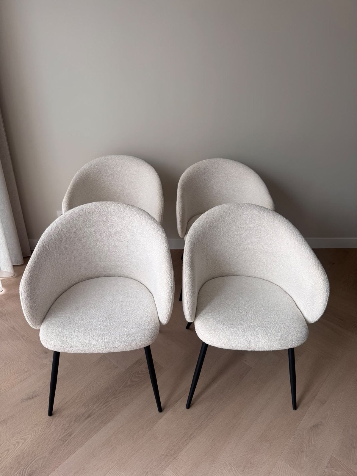 Set van 4 moderne bouclé eetkamerstoelen - Zo goed als nieuw, Huis en Inrichting, Ophalen, Wit, Zo goed als nieuw, Stof