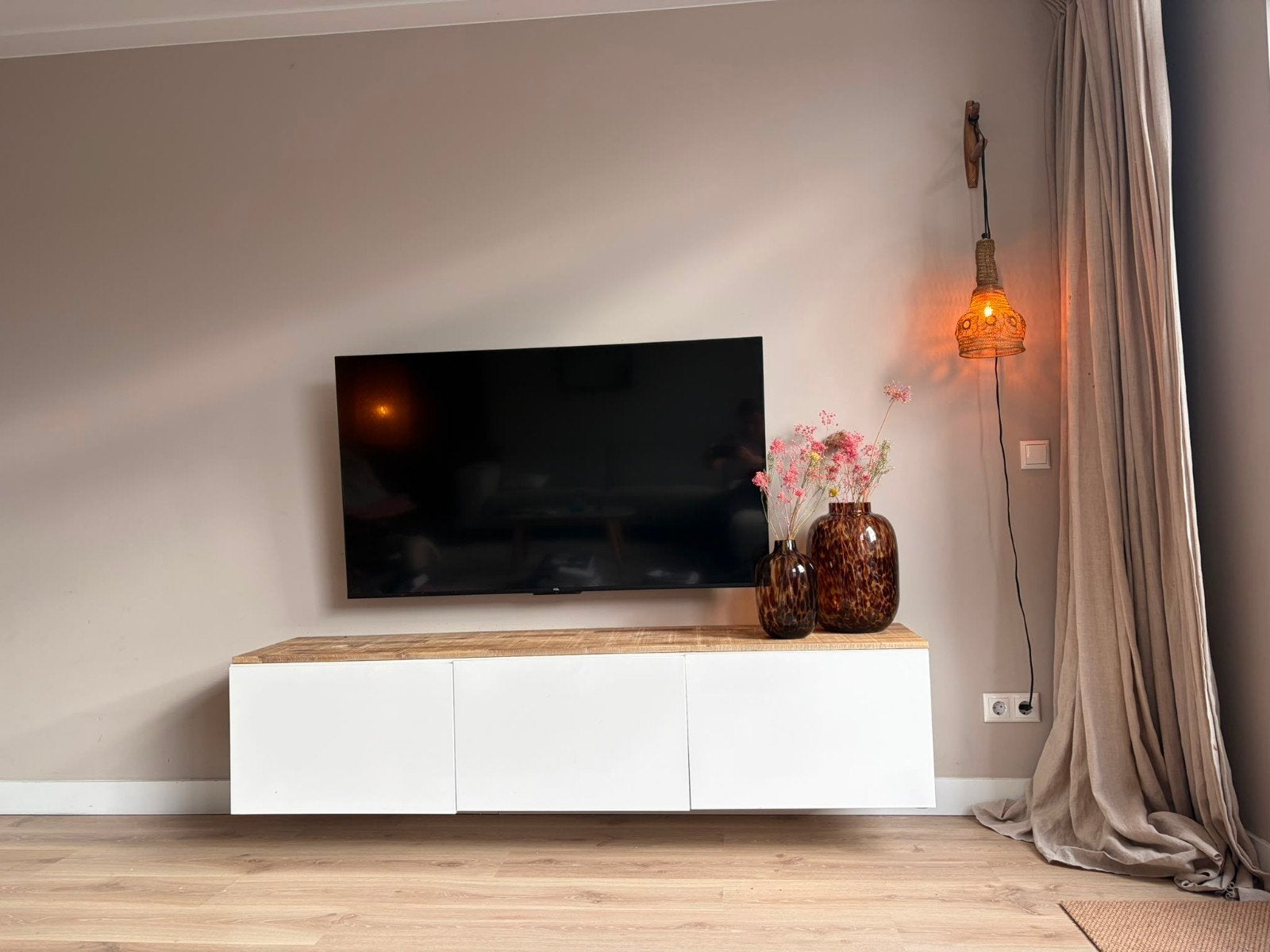 IKEA BESTÅ TV-meubel wit met houten plank, Gebruikt, 150 tot 200 cm, Ophalen of Verzenden, Minder dan 100 cm