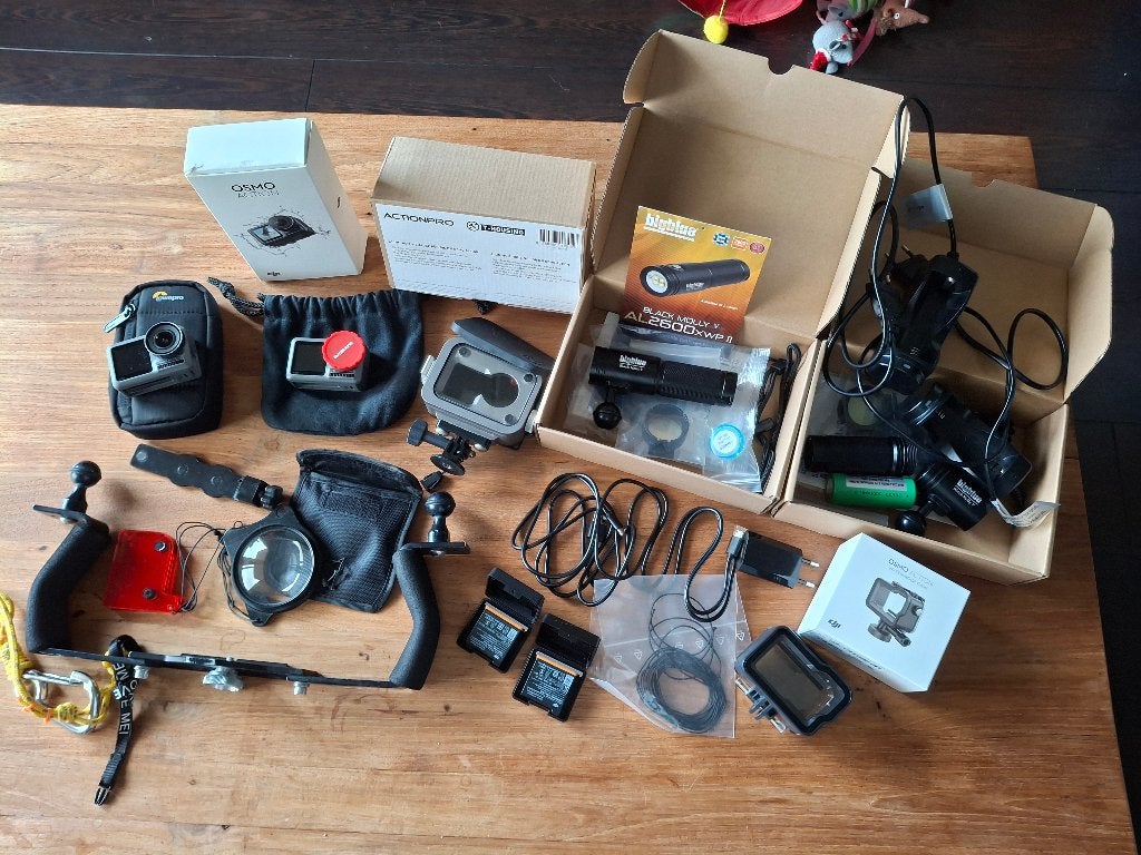 Mooi onderwatercamera set DJI Osmo Action met lampen en meer, Ophalen of Verzenden, Zo goed als nieuw, Complete set