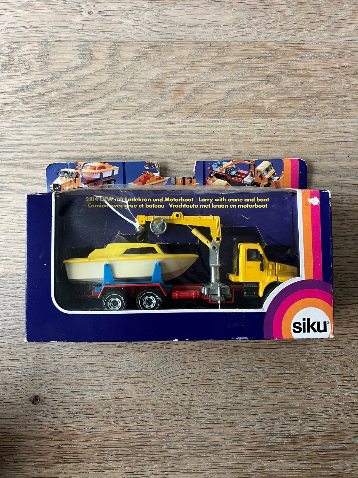 Siku 2814 Vrachtauto met kraan en motorboot, Hobby en Vrije tijd, Ophalen of Verzenden, Zo goed als nieuw, Bus of Vrachtwagen