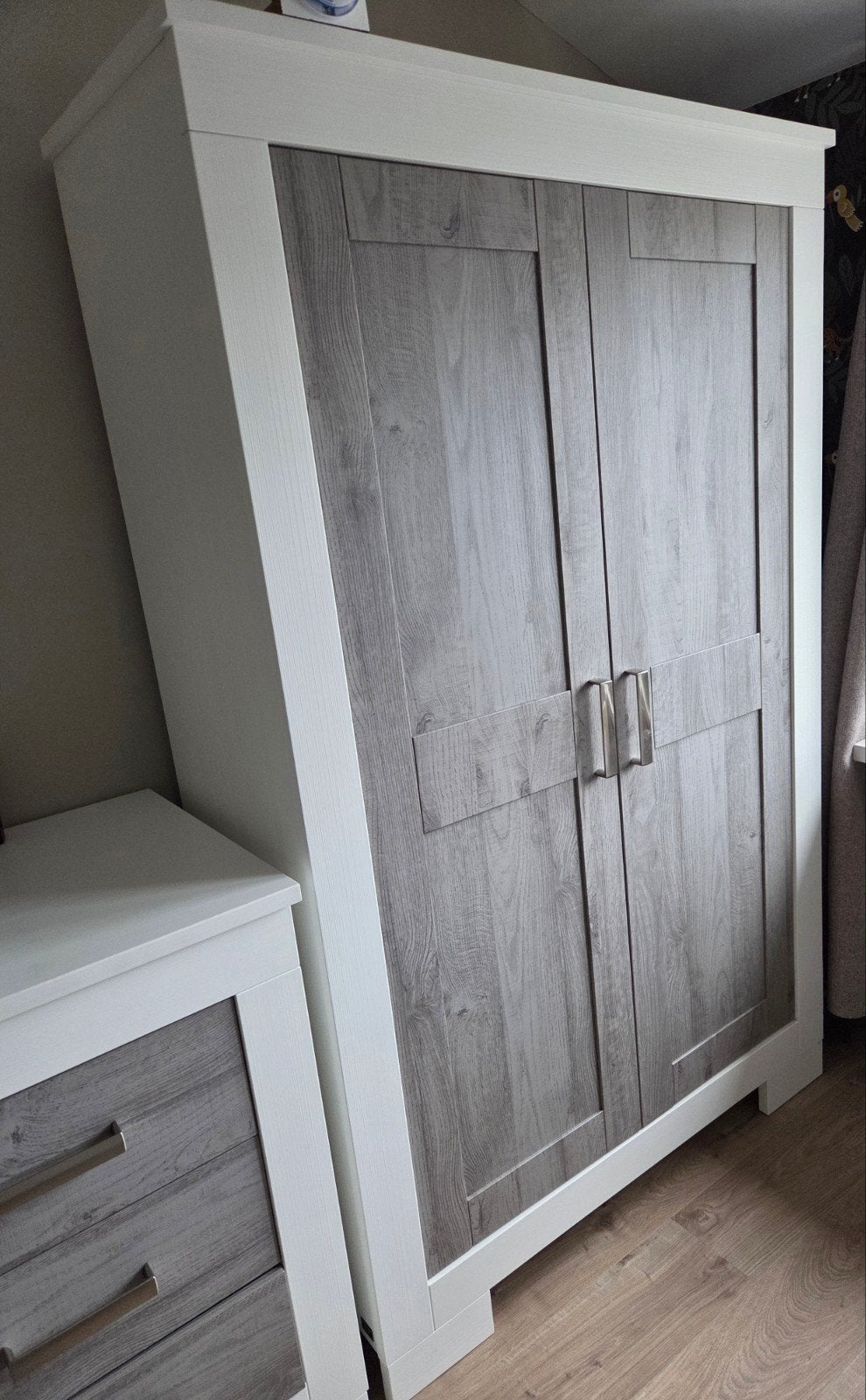 Foto 4 van babykamer bed, kast, commode, muurplankje (merk TWF)