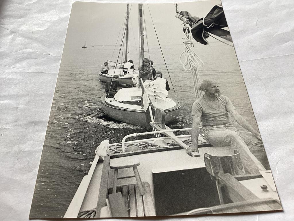 Vintage foto: Zeilboten op het water met mensen afm is 17x24, 1960 tot 1980, Gebruikt, Foto, Ophalen of Verzenden