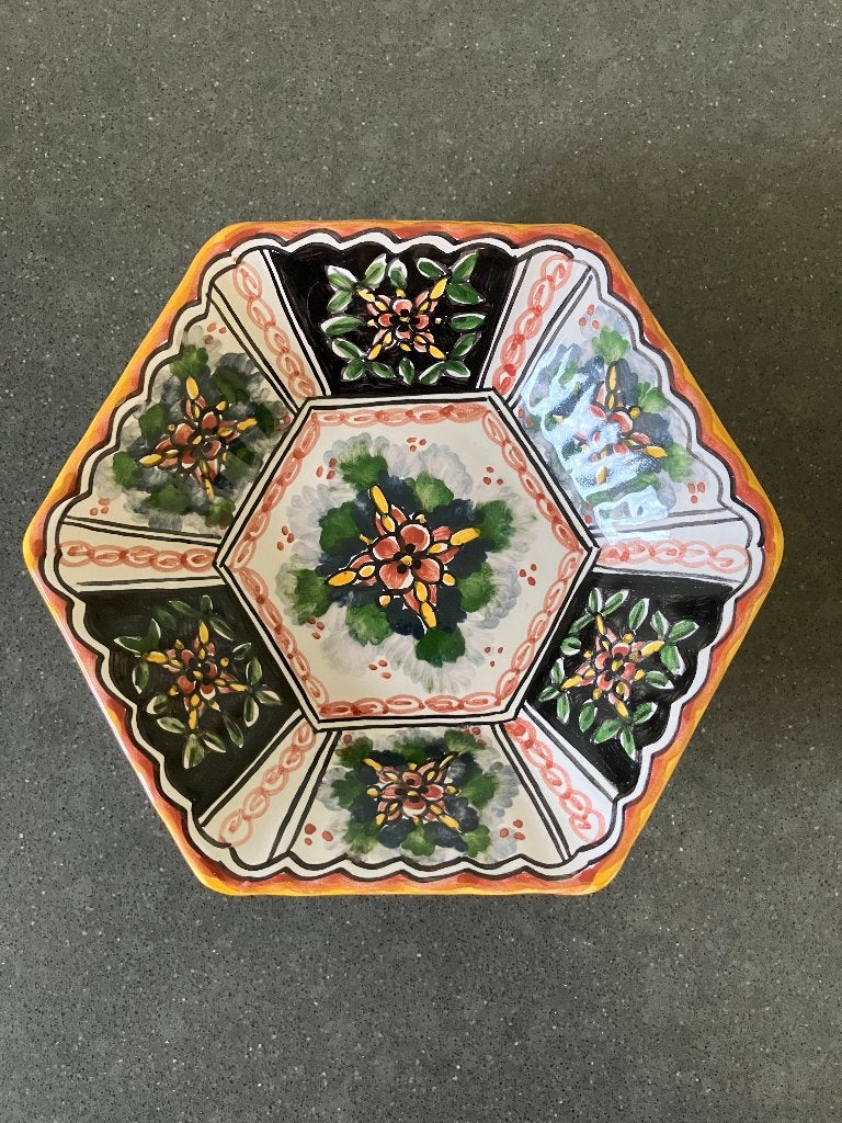 6-kantig wandbord Makkum met geometrisch floraal patroon, Antiek en Kunst, Ophalen of Verzenden