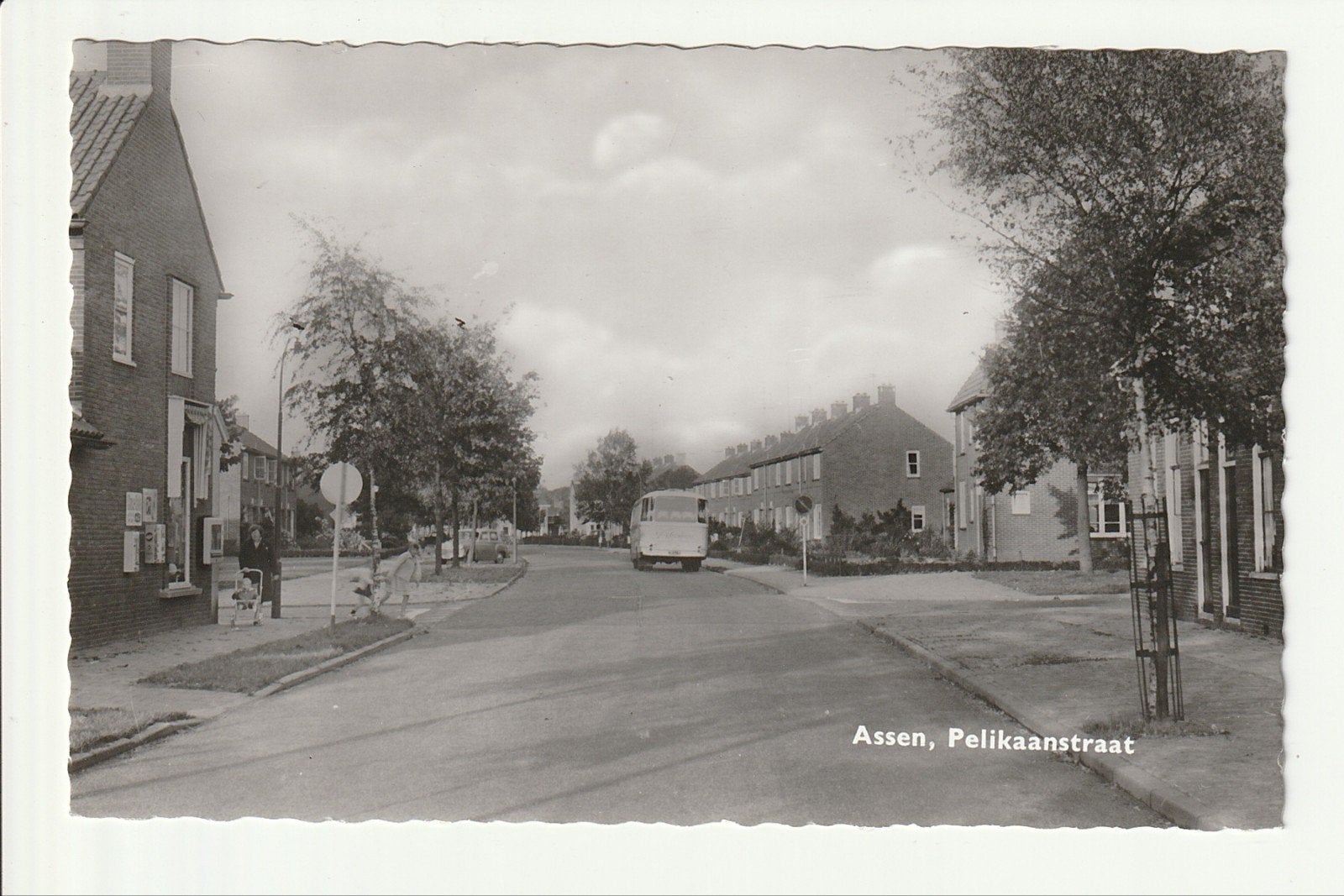 ASSEN PELIKAANSTRAAT AUTOBUS WINKEL KINDEREAGEN, Ophalen of Verzenden, 1960 tot 1980, Ongelopen, Drenthe