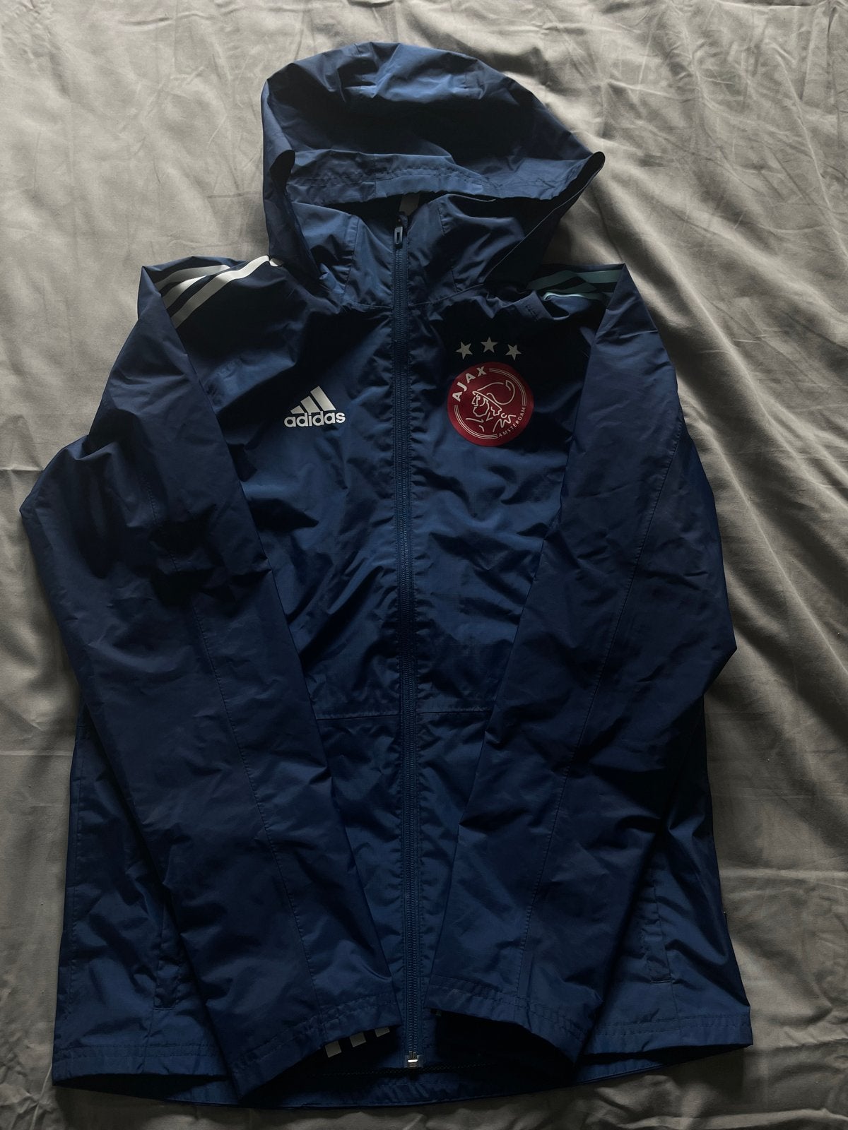 Adidas Ajax regenjas maat S, Zo goed als nieuw, Voetbal, Maat 46 (S) of kleiner, Verzenden