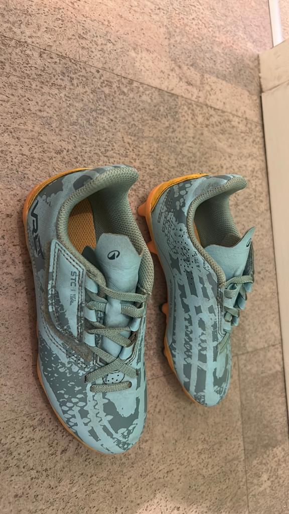 Voetbal schoenen Kipsta maat 32, Maat XS of kleiner, Ophalen, Zo goed als nieuw, Schoenen