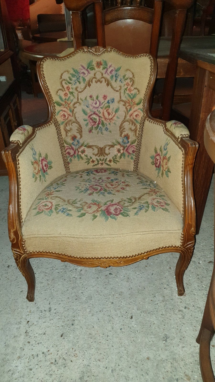 Klassieke noten fauteuil met geborduurd bloemenpatroon, Ophalen