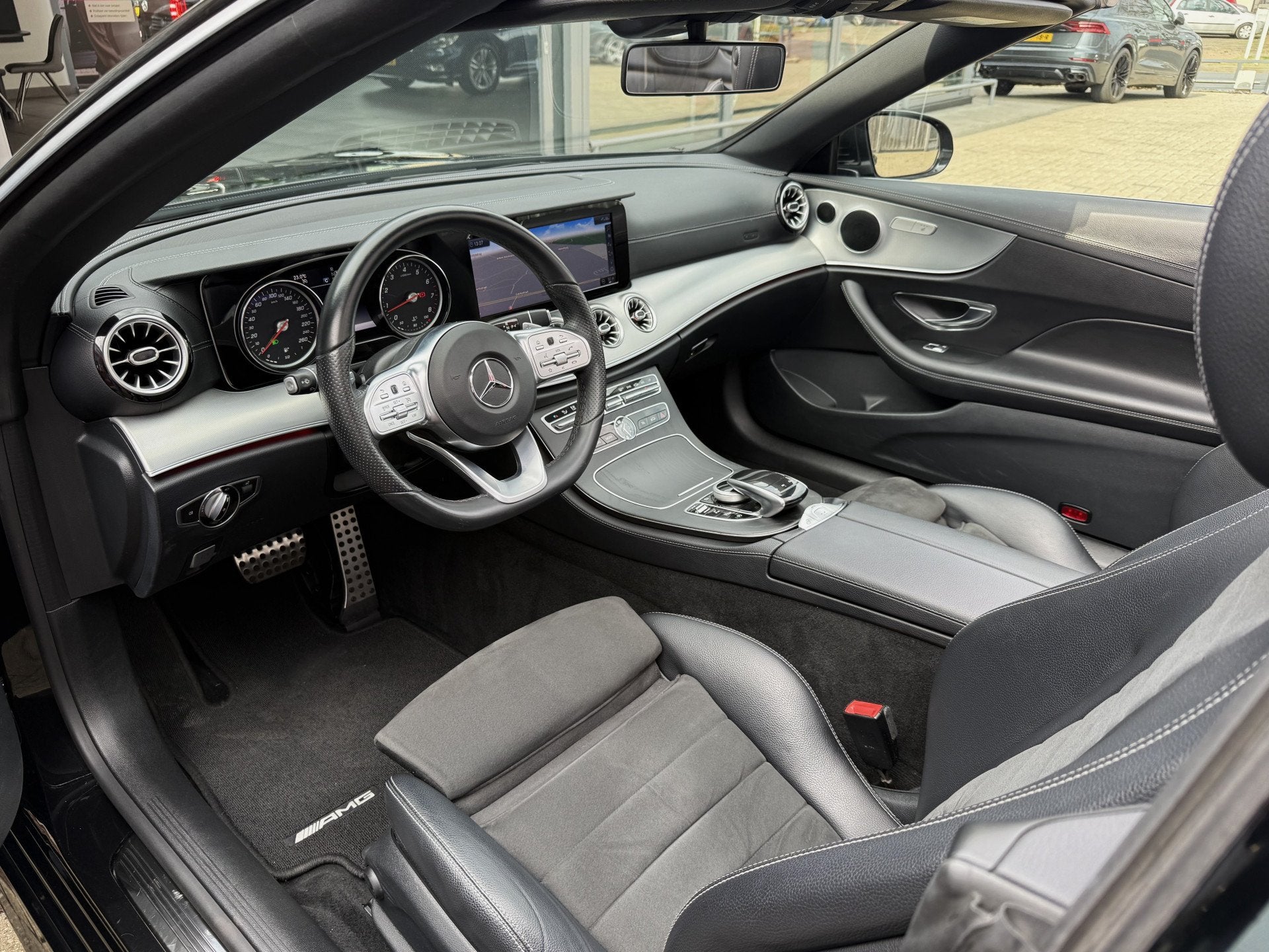 Mercedes-Benz E-Klasse Cabrio 200 AMG *!* LEDER/ NAVI/ 20 IN, Automaat, Dealer onderhouden, Achterwielaandrijving, 4 cilinders