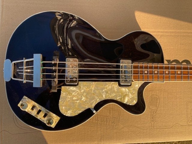 Hoffner club bass, Ophalen, Zo goed als nieuw, Semi-akoestisch
