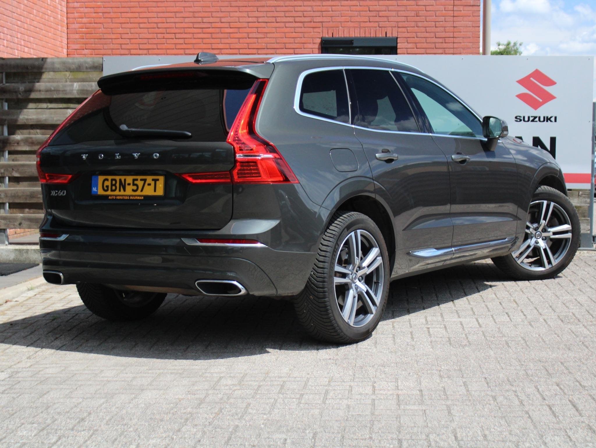 Volvo XC60 2.0 Recharge T8 AWD R-Design Panoramisch schuif/k, Auto's, Gebruikt, Euro 6, 4 cilinders, Leder en Stof